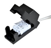 Close-up van een zwarte aansluitdoos met zichtbare witte klemmen voor een led-plafondlamp, gezien van bovenaf.