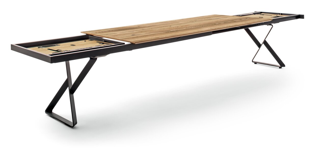 Moderner Esstisch mit ausziehbarer Holzplatte und Metallgestell, seitliche Perspektive