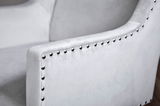 Nahaufnahme eines grauen Stuhls mit Nietenverzierung an der Armlehne, seitliche Perspektive