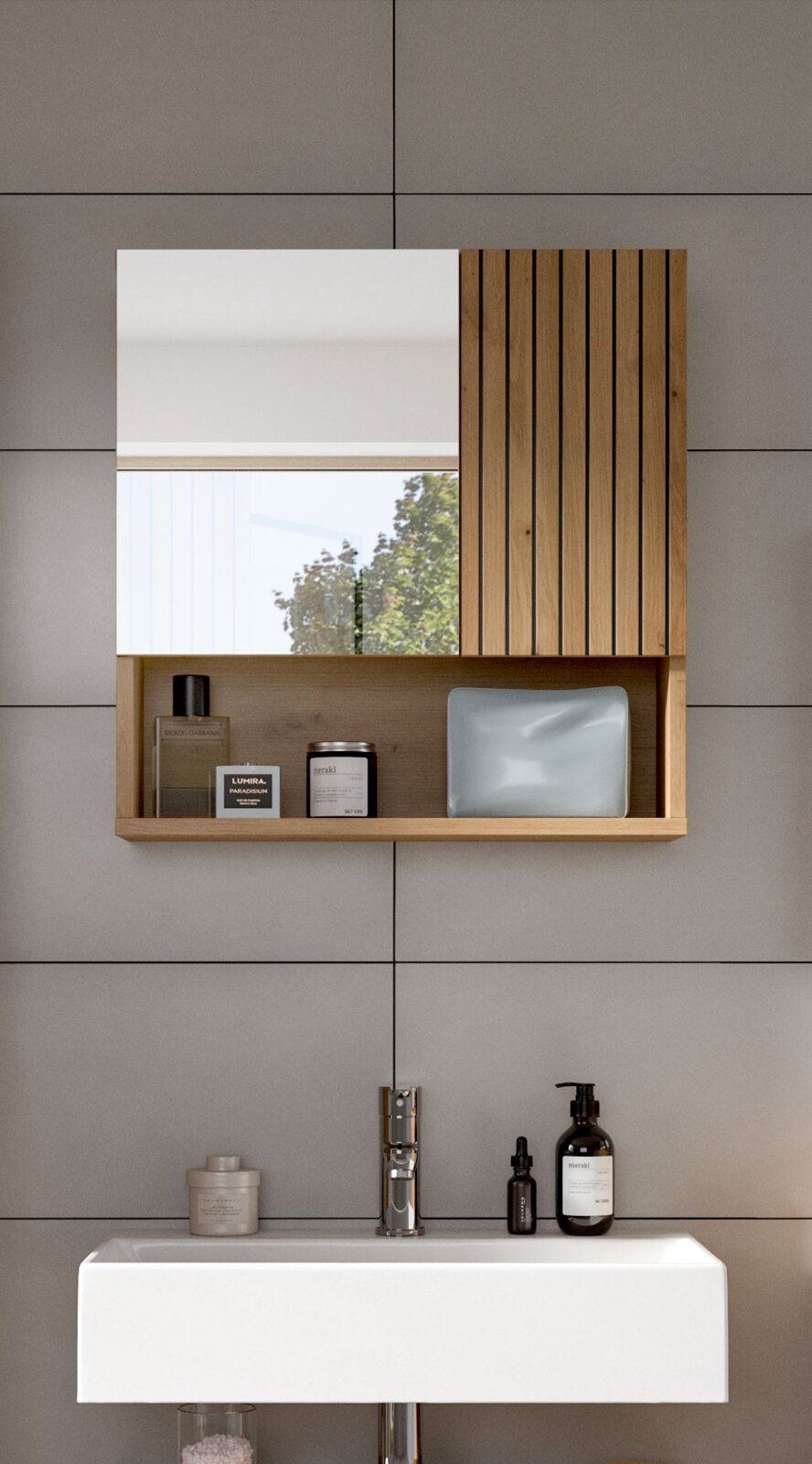 Modernes Badezimmer mit wandmontiertem Spiegelschrank aus Holzlamellen und offenem Regal über einem weißen Waschbecken, Frontansicht auf Augenhöhe.