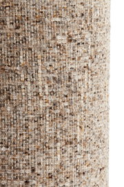 Close-up van een gestructureerde, geweven lampenkap in natuurlijke beige- en bruintinten, gezien vanaf de zijkant.