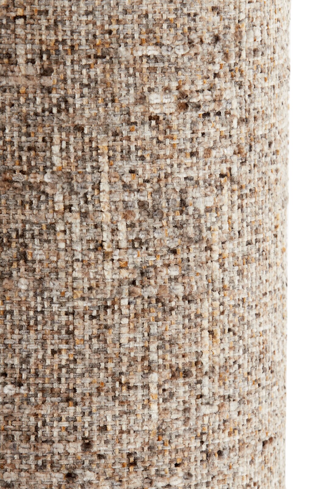 Close-up van een gestructureerde, geweven lampenkap in natuurlijke beige- en bruintinten, gezien vanaf de zijkant.