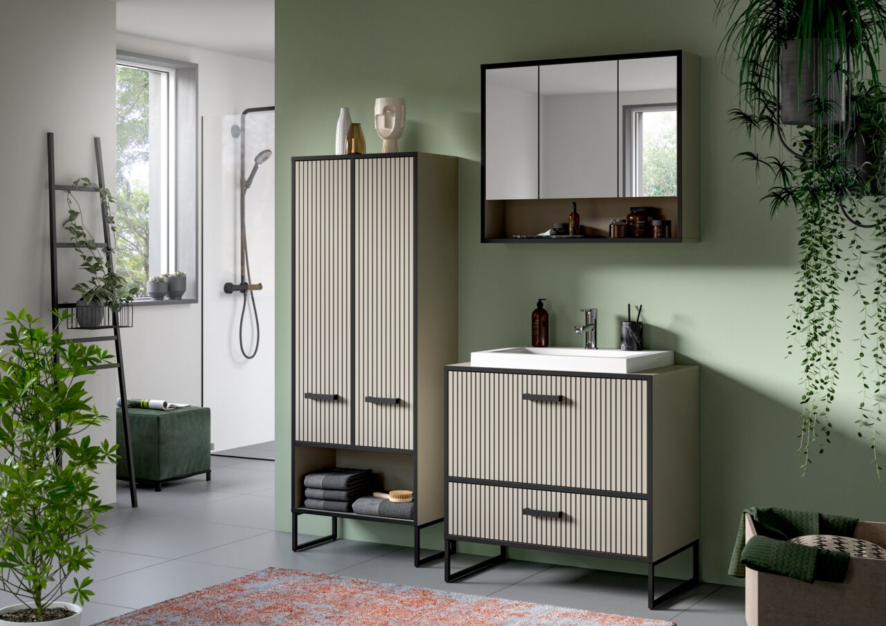 MID.YOU Spiegelschrank BAGNO Moderner Spiegelschrank in einem stilvollen Badezimmer mit grüner Wand, Waschbecken und Stauraum, aus der Perspektive von vorne betrachtet.