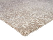 Designer Teppich in Beige- und Cremetönen, Nahaufnahme aus einer seitlichen Perspektive