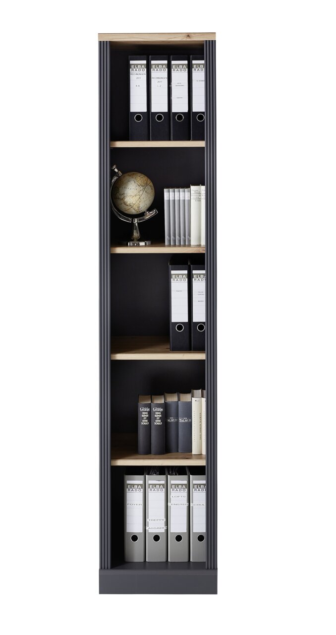Een hoge, smalle boekenkast met meerdere vakken, gevuld met ordners, boeken en een wereldbol, afgebeeld van voren.