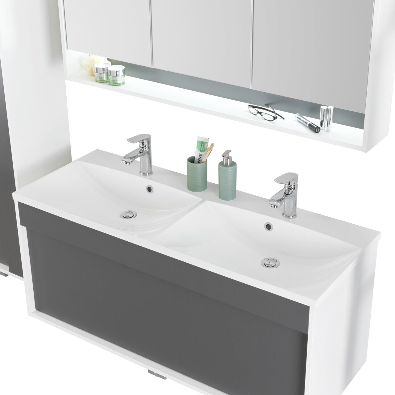 Moderner Doppelwaschplatz mit zwei Wasserhähnen, grauer Front und Spiegel, aus der Vogelperspektive fotografiert.