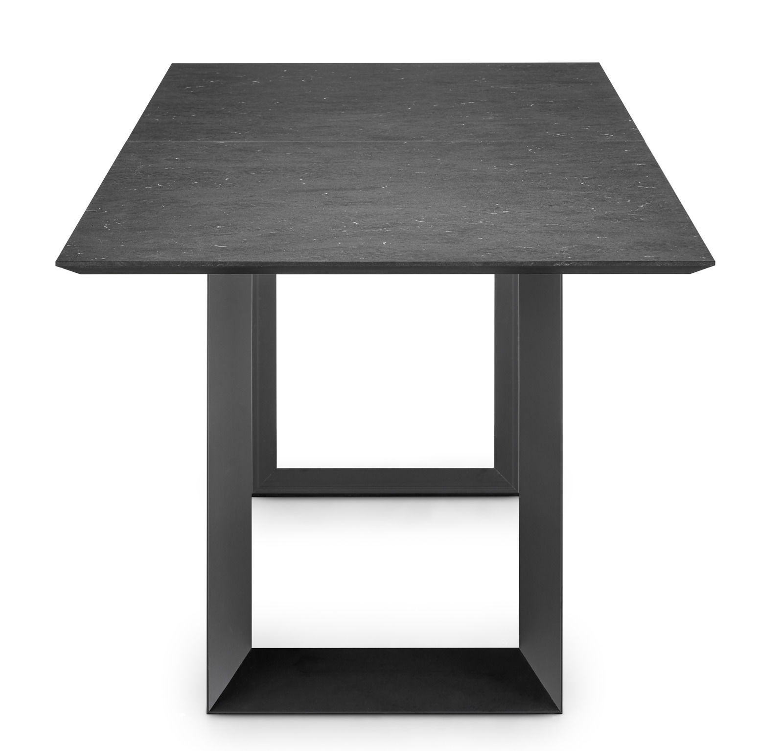 Moderner Esstisch mit rechteckiger, dunkler Tischplatte und geometrischem Metallgestell, Frontalansicht.