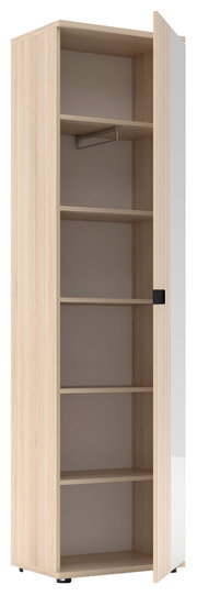 Hoher Kleiderschrank in heller Holzoptik mit geöffneter, geriffelter Tür, Innenfächern und ausziehbarer Kleiderstange, freigestellt auf weißem Hintergrund, Perspektive: frontale Ansicht mit leichtem Blick von links