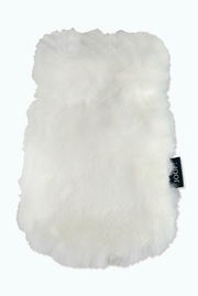 Weißer, flauschiger Handschuh mit JOOP!-Label, von oben betrachtet.