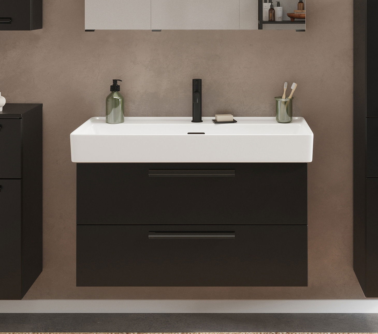 Frontale Ansicht eines modernen Waschtisch-Sets mit weißem Waschbecken und schwarzem Unterschrank, ausgestattet mit einem schwarzen Wasserhahn und Accessoires.