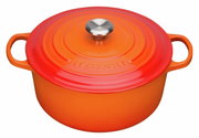 Runder Bräter in Ofenrot von Le Creuset, Draufsicht mit sichtbarem Deckel und Griffen