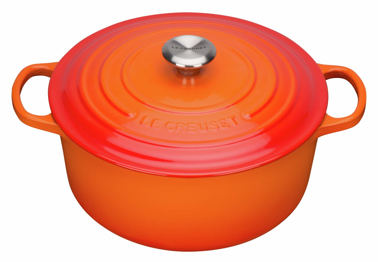 Runder Bräter in Ofenrot von Le Creuset, Draufsicht mit sichtbarem Deckel und Griffen