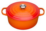 Runder Bräter in Ofenrot von Le Creuset, Draufsicht mit sichtbarem Deckel und Griffen