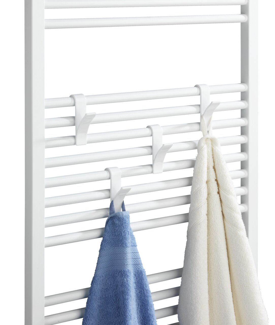 Witte haken voor handdoekradiatoren, aan de voorkant bevestigd, met blauwe en witte handdoeken.