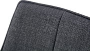 Detailaufnahme aus schräger Nahansicht: dunkelgrauer, grob gewebter Stoffbezug mit Naht und eingefasster Kante.