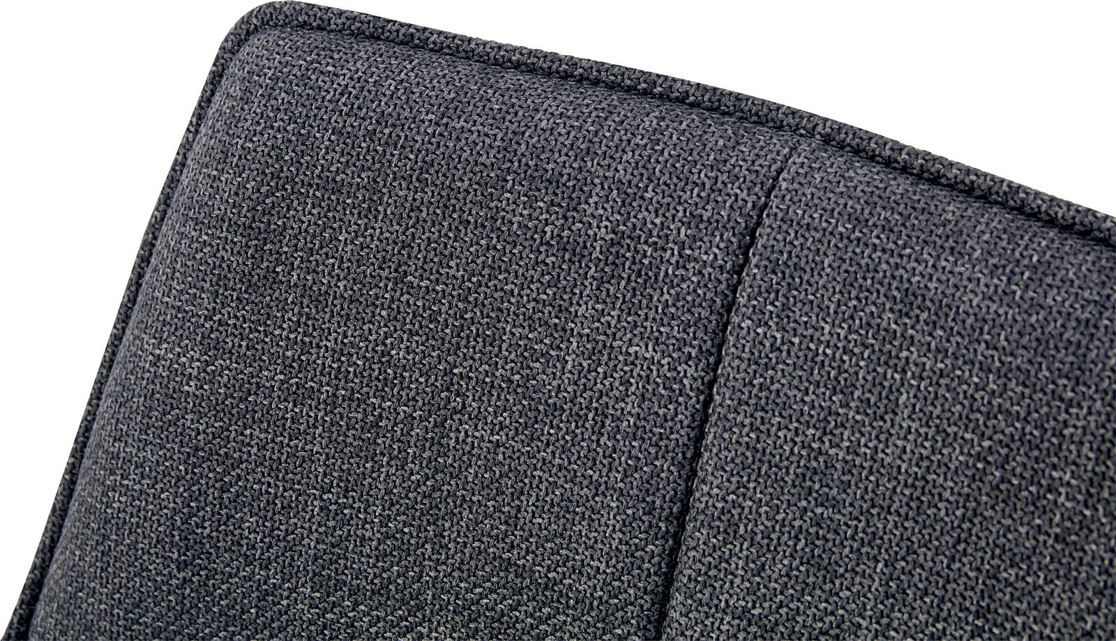 Detailaufnahme aus schräger Nahansicht: dunkelgrauer, grob gewebter Stoffbezug mit Naht und eingefasster Kante.