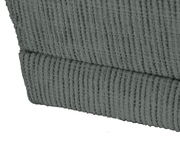 Nahaufnahme einer grauen, strukturierten Polsterung einer Recamiere, seitliche Perspektive