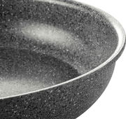 Nahaufnahme einer grauen, marmorierten Pfanne mit Antihaftbeschichtung, seitliche Perspektive.