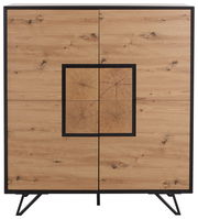 Frontale Ansicht eines Highboards aus Holz mit markanter quadratischer Musterung in der Mitte und schwarzen Metallbeinen.