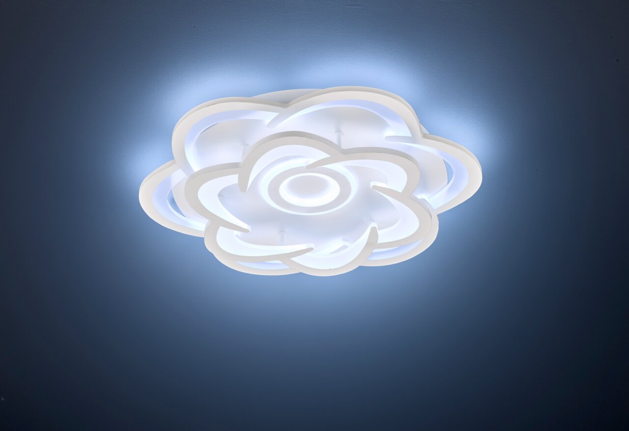 WOFI Leuchten LED-Deckenleuchte Moderne LED-Deckenleuchte in Blumenform, von unten betrachtet, mit sanftem blauem Lichtschein an der Decke.