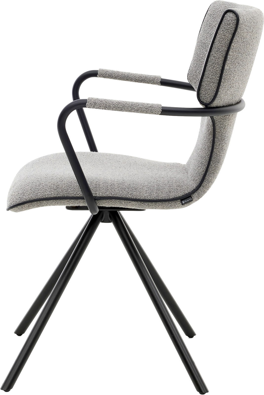 Gepolsterter Drehstuhl mit hellgrauem Bouclé-Bezug, schwarzem Metallgestell und Armlehnen, Seitenansicht (Profil) vor weißem Hintergrund