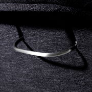 Nahaufnahme eines Relaxsessels mit einem eleganten Metallgriff, seitliche Perspektive.