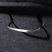 Nahaufnahme eines Relaxsessels mit einem eleganten Metallgriff, seitliche Perspektive.