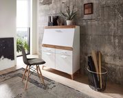 Moderne secretaire in wit met houten details, gezien vanaf de zijkant, omringd door decoraties en een stoel.