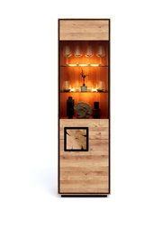 Hohe, schmale Holzvitrine mit schwarzem Rahmen und warm beleuchteten Glasböden, dekoriert mit Gläsern und Vasen; Frontansicht.