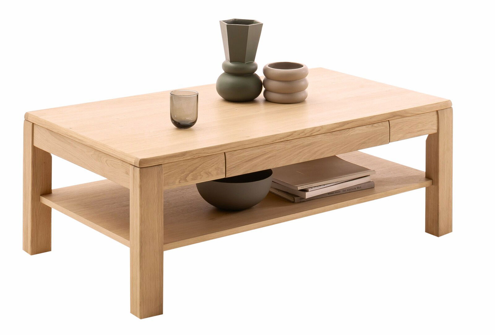 Holz-Couchtisch mit Dekorationen aus der Perspektive von vorne rechts