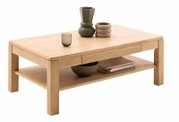 Holz-Couchtisch mit Dekorationen aus der Perspektive von vorne rechts