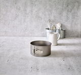 Springform Ø 18 cm auf einer Küchenarbeitsplatte, seitliche Perspektive