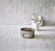 Springform Ø 18 cm auf einer Küchenarbeitsplatte, seitliche Perspektive