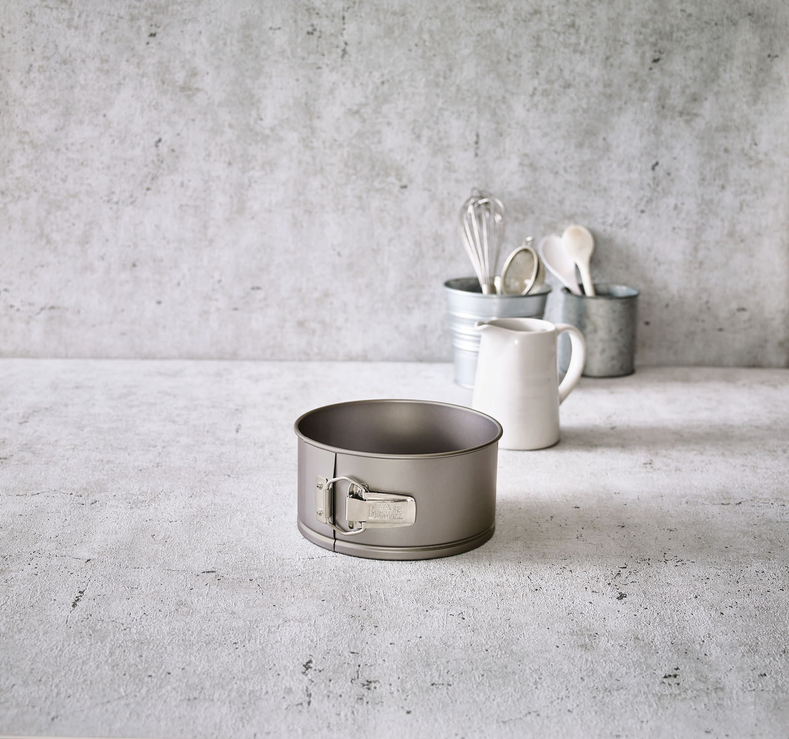 Birkmann Springform BASIC BAKING Springform Ø 18 cm auf einer Küchenarbeitsplatte, seitliche Perspektive