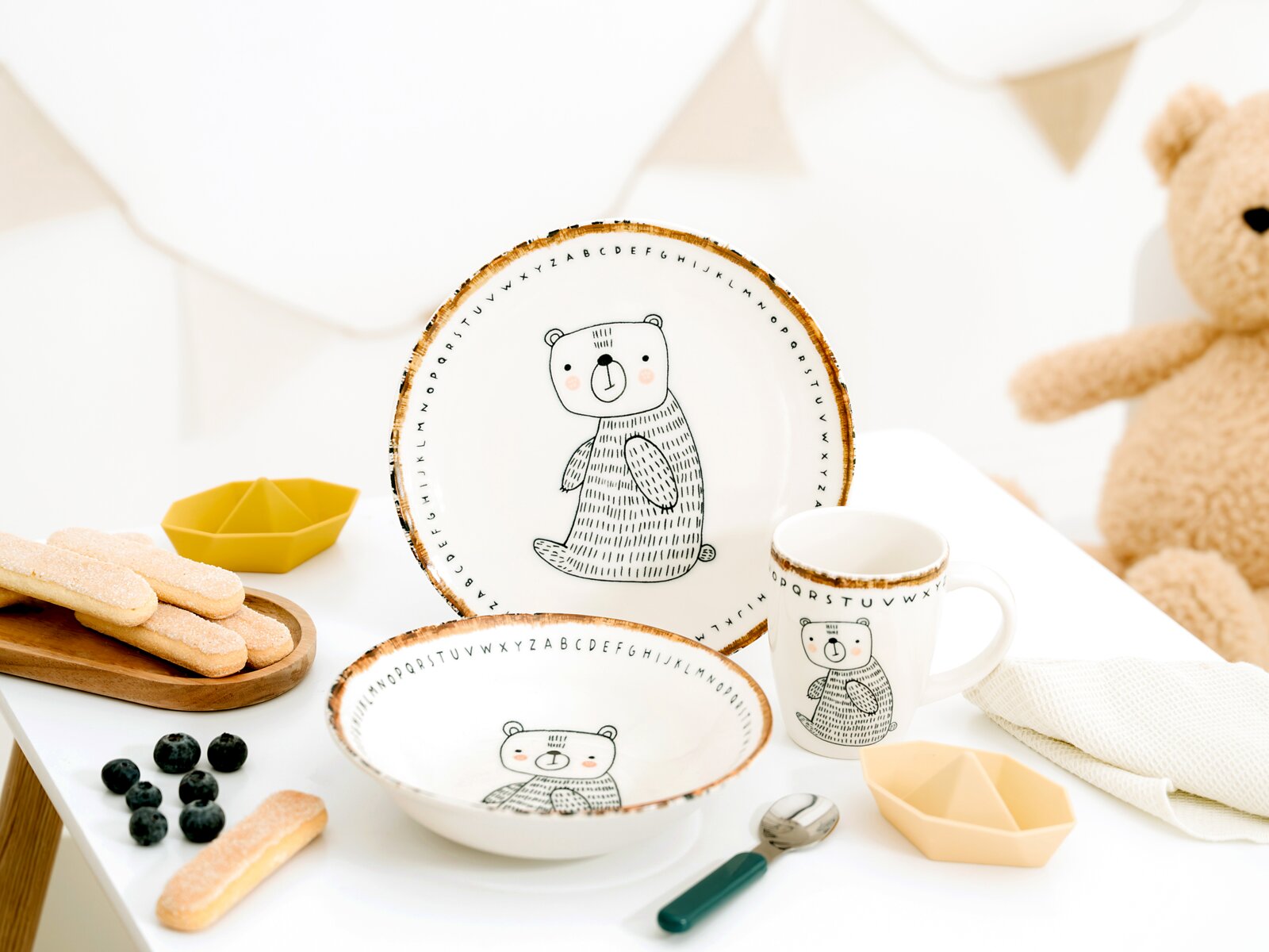 creaTable Kinder-Set Bär 3-tlg. FREUNDE DES WALDES Kinder-Geschirrset aus Teller, Schale und Henkelbecher mit niedlichem Bärenmotiv, Alphabet-Dekor und braunem Rand, aus leicht erhöhter Frontalperspektive arrangiert