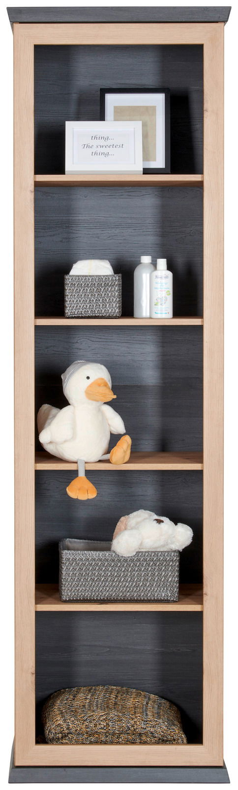 MyBaby Standregal hoch BENTON Standregal hoch aus Holz mit fünf Fächern, gefüllt mit Dekorationen und Spielzeug, frontal fotografiert.