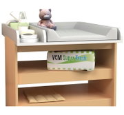 Wickeltisch-Aufsatz in Weiß auf Holzregal mit gepolsterter Wickelauflage, seitlichen Ablagefächern und Babyzubehör (Feuchttücher, Lotion, Dose), vorne leicht seitliche Perspektive