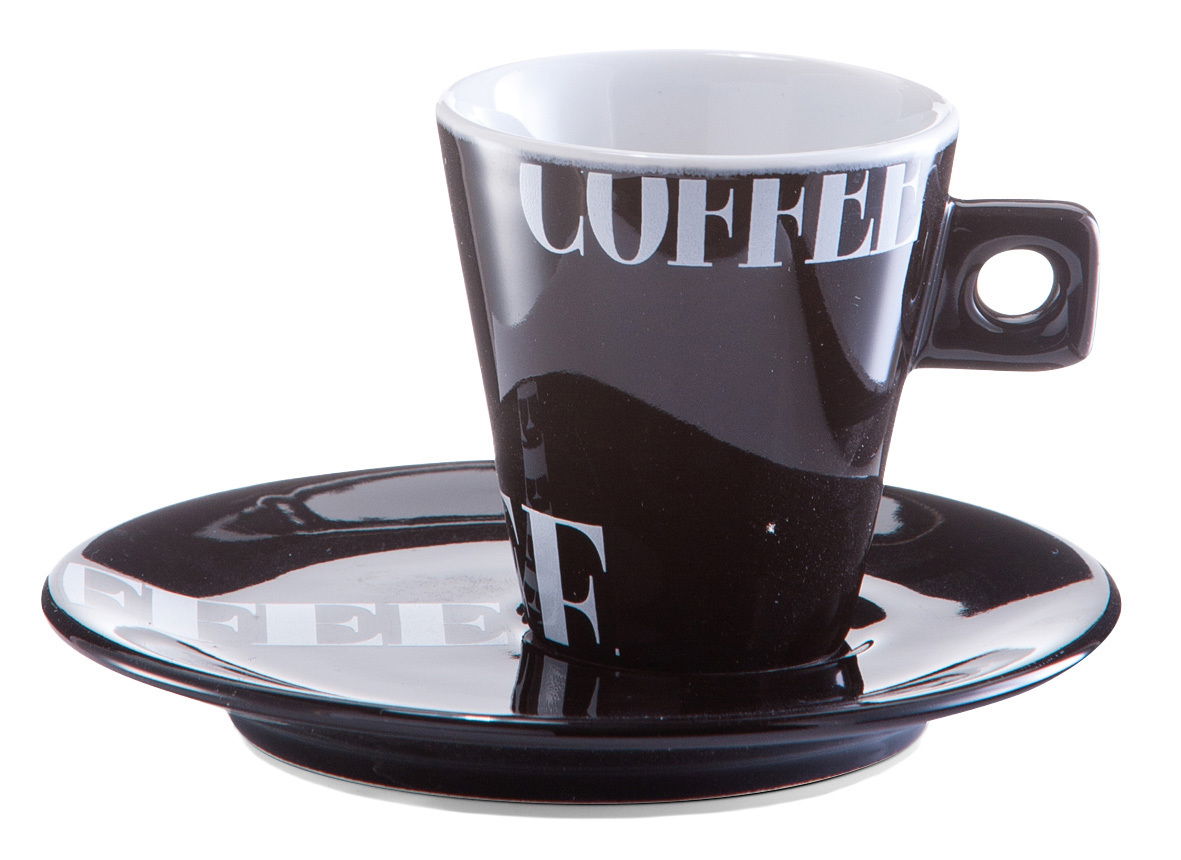 Schwarze Espressotasse mit Untertasse, seitliche Perspektive, mit weißem Schriftzug 'COFFEE'.