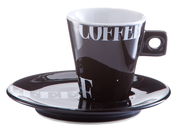 Schwarze Espressotasse mit Untertasse, seitliche Perspektive, mit weißem Schriftzug 'COFFEE'.