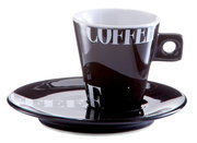 Schwarze Espressotasse mit Untertasse, seitliche Perspektive, mit weißem Schriftzug 'COFFEE'.