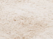 Nahaufnahme eines weißen Fellteppichs aus der Vogelperspektive