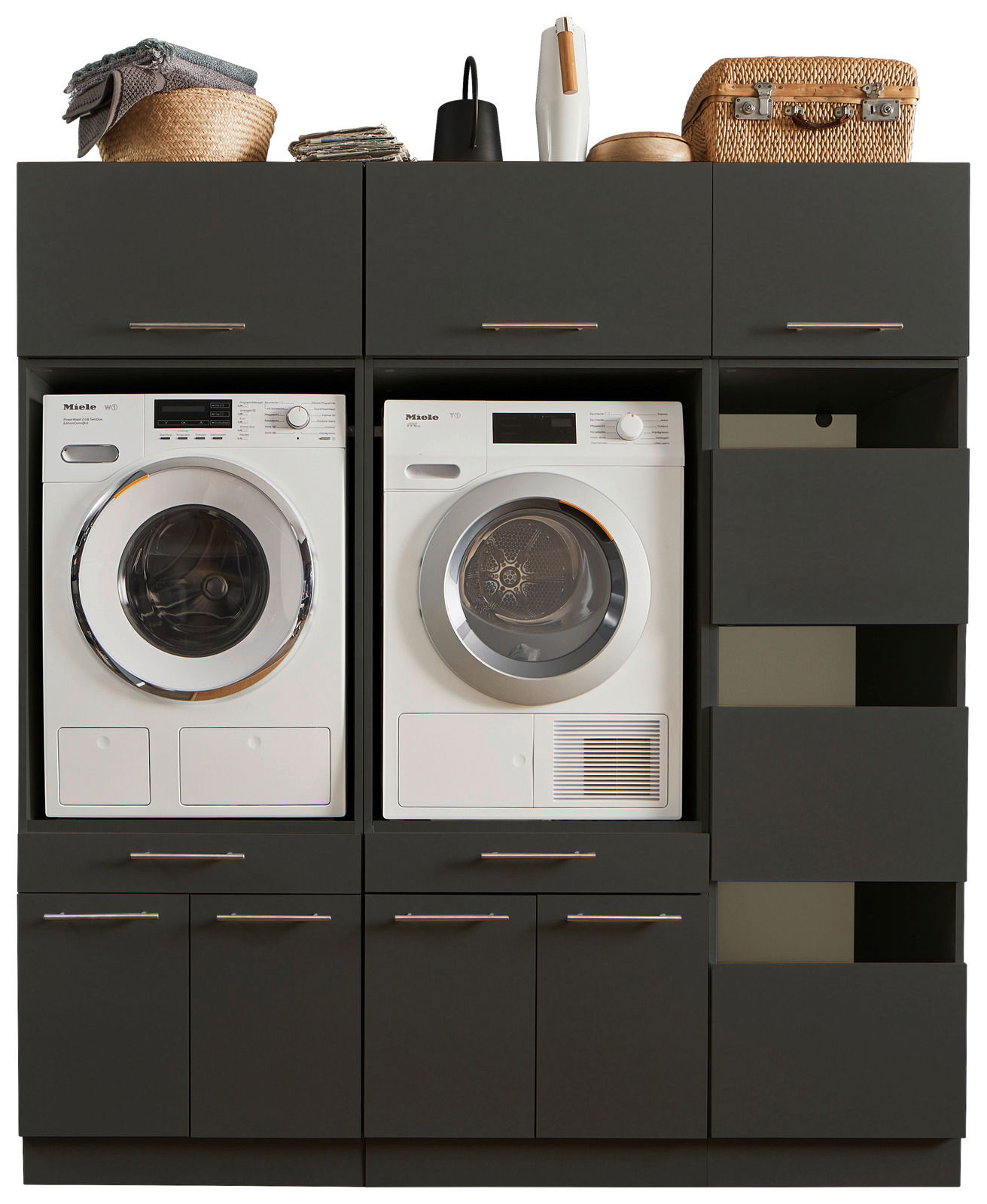 XORA Hauswirtschaftsraum-Kombi PRIMUS Frontale Ansicht einer Hauswirtschaftsraum-Kombination mit Waschmaschine und Trockner, umgeben von schwarzen Schränken und Regalen.