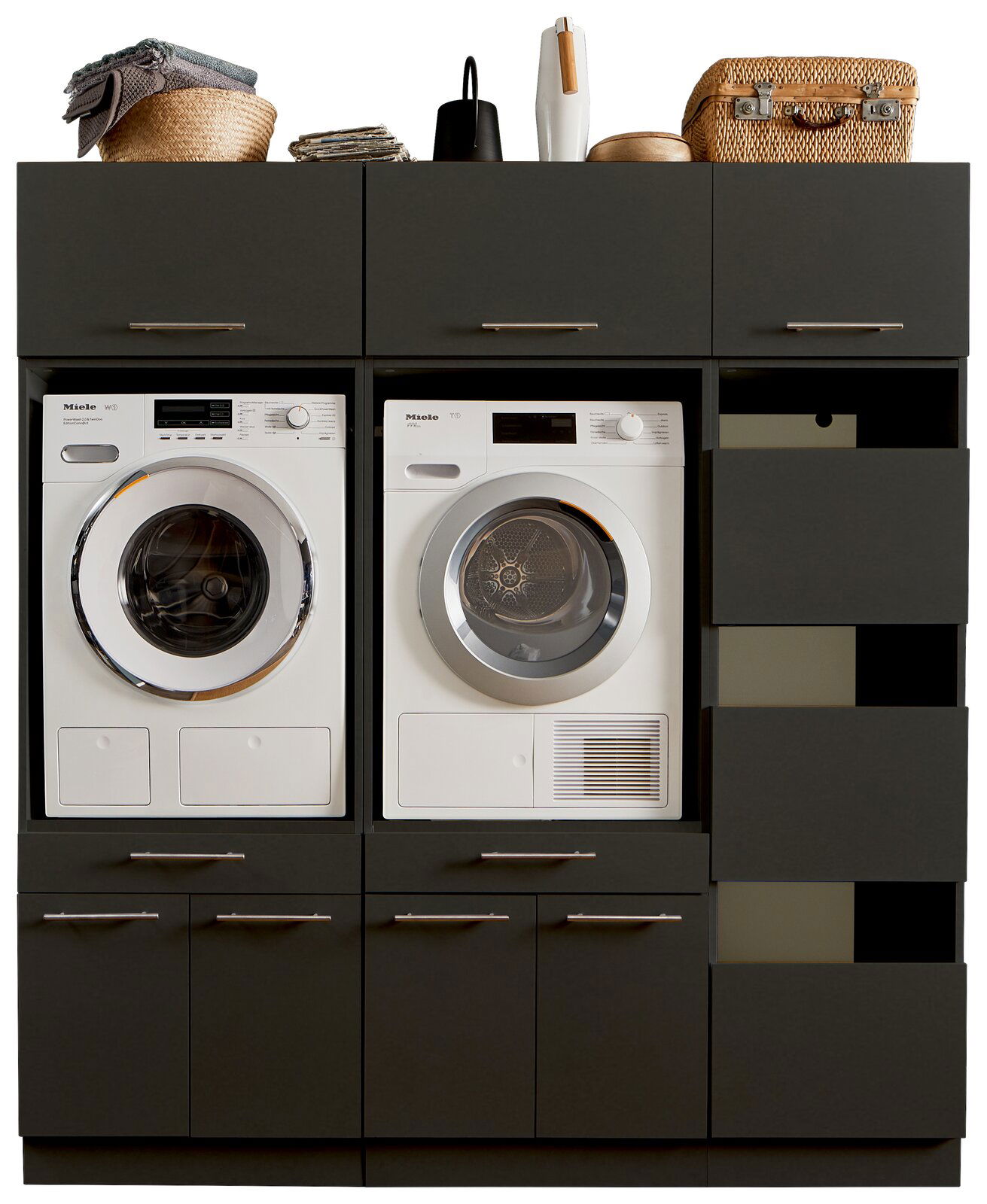 XORA Hauswirtschaftsraum-Kombi PRIMUS Frontale Ansicht einer Hauswirtschaftsraum-Kombination mit Waschmaschine und Trockner, umgeben von schwarzen Schränken und Regalen.