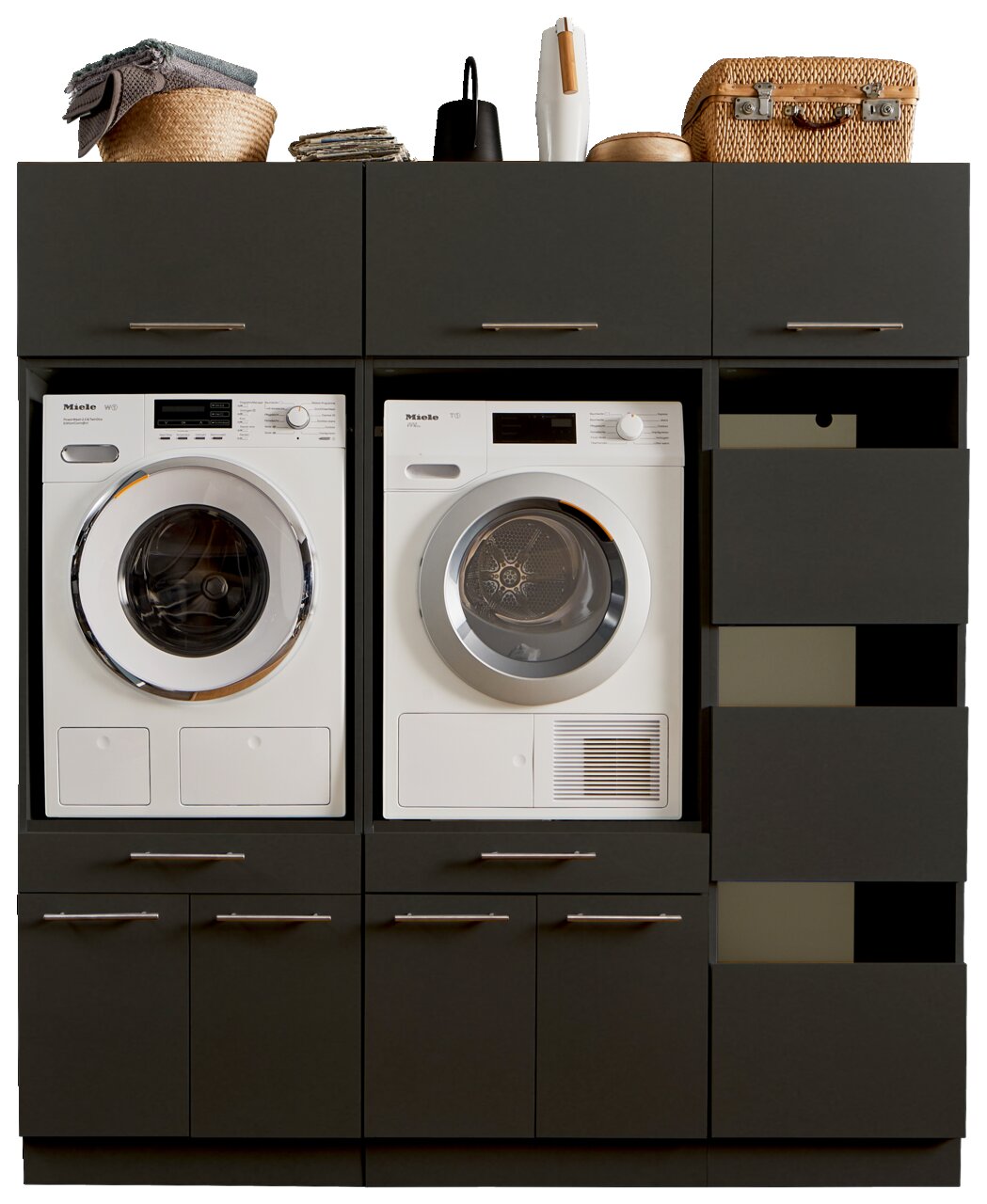 XORA Hauswirtschaftsraum-Kombi PRIMUS Frontale Ansicht einer Hauswirtschaftsraum-Kombination mit Waschmaschine und Trockner, umgeben von schwarzen Schränken und Regalen.