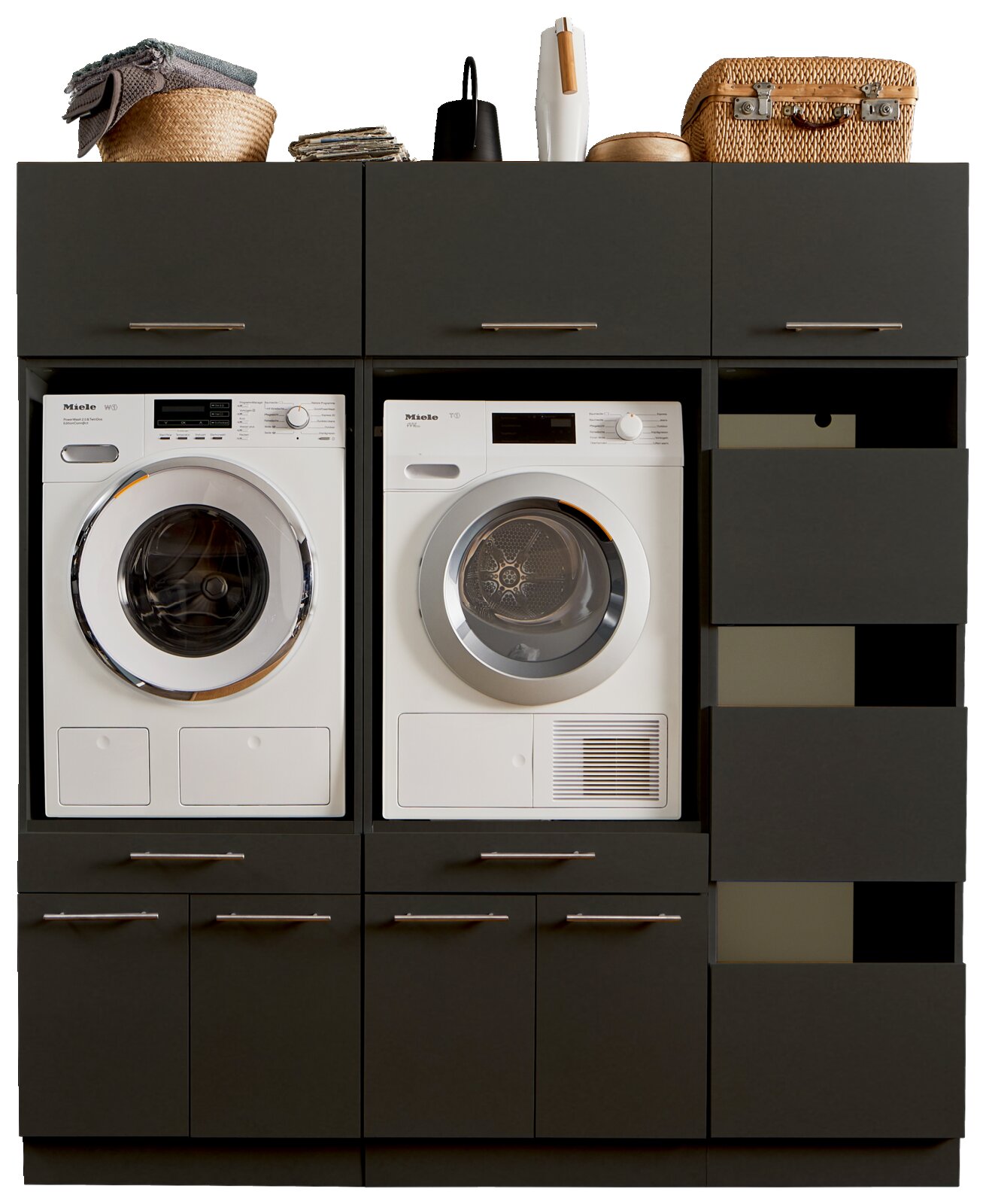 XORA Hauswirtschaftsraum-Kombi PRIMUS Frontale Ansicht einer Hauswirtschaftsraum-Kombination mit Waschmaschine und Trockner, umgeben von schwarzen Schränken und Regalen.