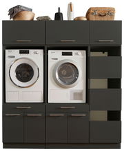 Frontale Ansicht einer Hauswirtschaftsraum-Kombination mit Waschmaschine und Trockner, umgeben von schwarzen Schränken und Regalen.