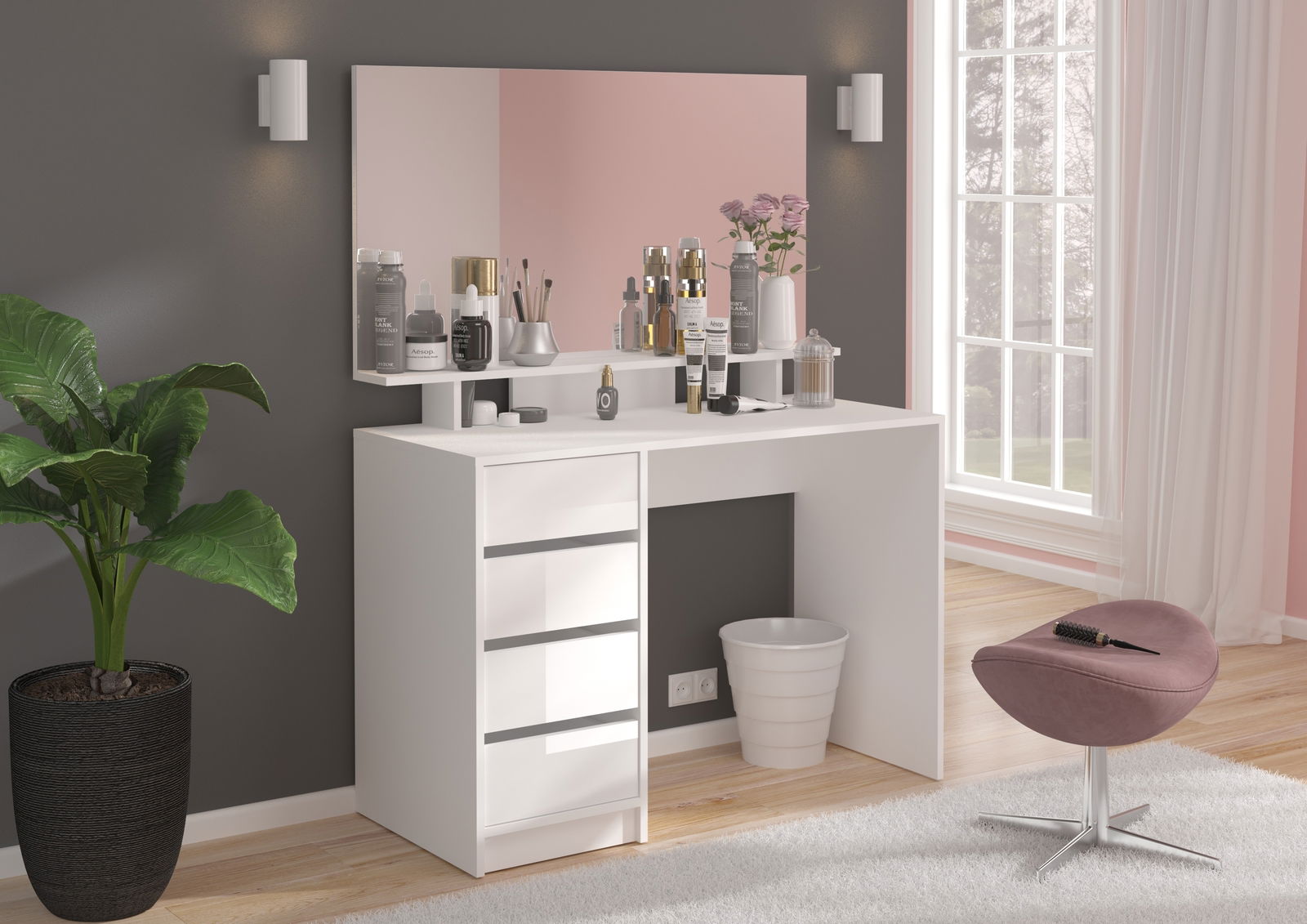 Moderner Schminktisch mit großem Spiegel, dekoriert mit Kosmetikartikeln und Blumen, in einem hellen Raum mit Fenster und Pflanzen, seitliche Perspektive.