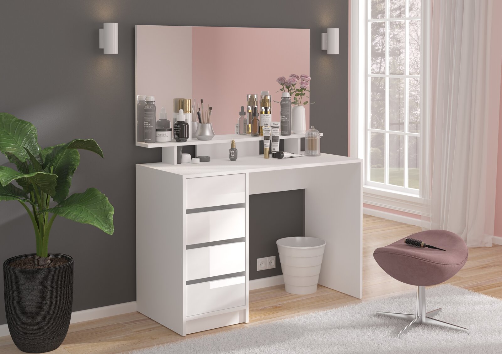 Moderner Schminktisch mit großem Spiegel, dekoriert mit Kosmetikartikeln und Blumen, in einem hellen Raum mit Fenster und Pflanzen, seitliche Perspektive.