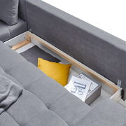 Graue Rundecke FIGARO mit Stauraum, von oben betrachtet, zeigt Kissen und Zeitschriften im offenen Fach.