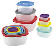 Verschiedene Frischhaltedosen in bunten Farben und unterschiedlichen Größen, gestapelt und ineinander verschachtelt, aus einer leicht seitlichen Perspektive.